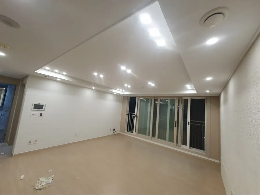 매립 조명을 새로 달아 밝아진 울산 중구 에일린의뜰 2차 아파트 거실