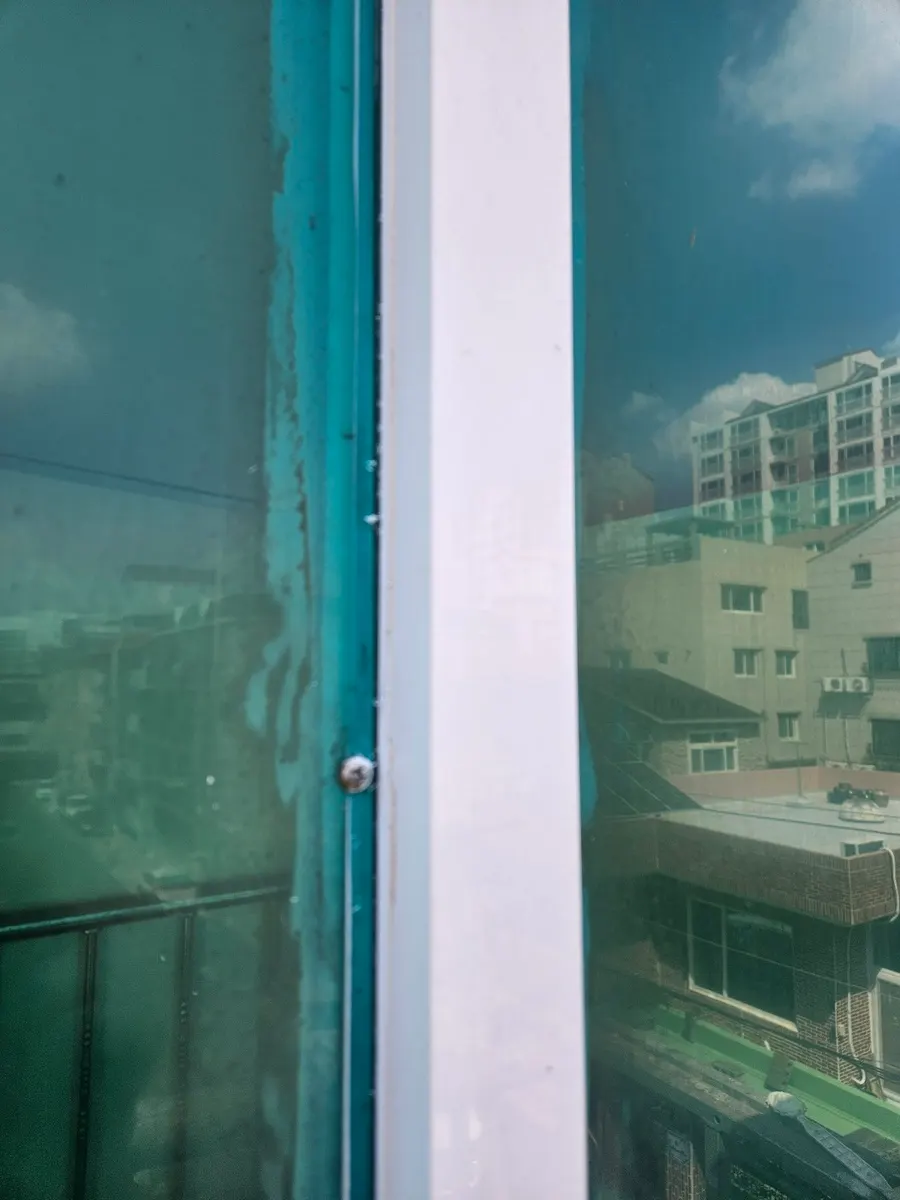 외부 코킹 보수를 진행한 전원주택 창틀과 외벽 이음부