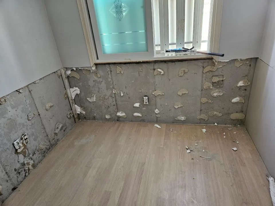 하단 석고를 모두 뜯어낸 안방 벽