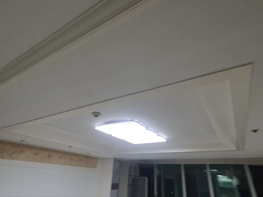 도배와 조명 교체를 마친 거실 우물천장