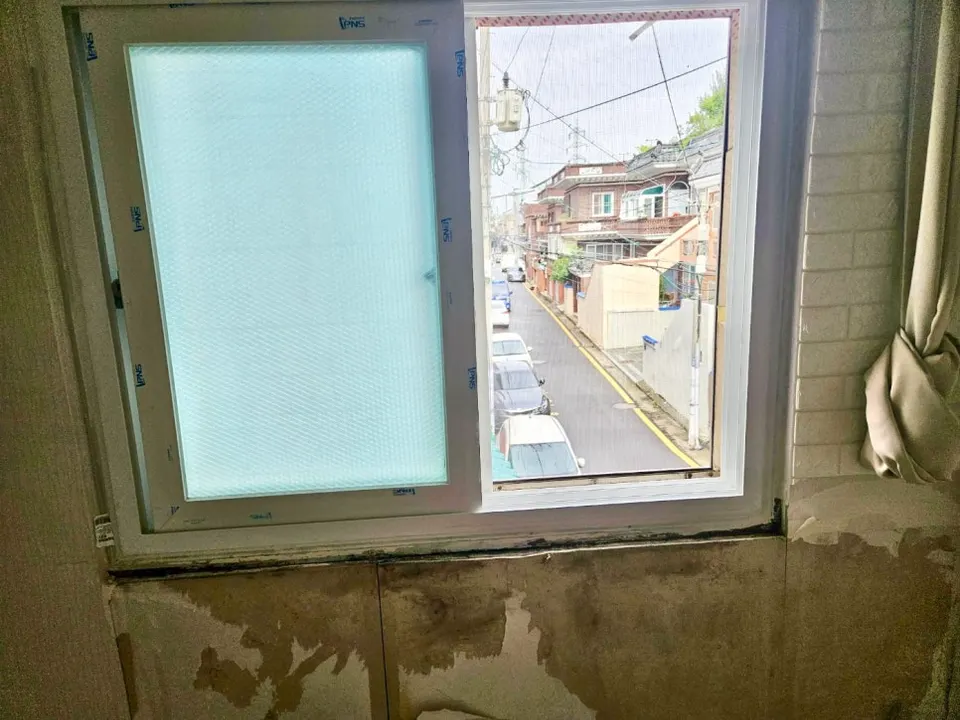 덧방 시공된 기존 샷시와 곰팡이 번진 창 아래 벽
