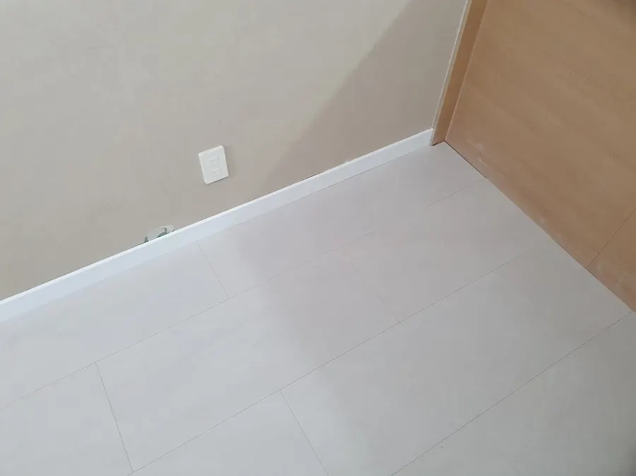 벽과 문틀 가장자리까지 맞춰 마감한 나투스진 마루