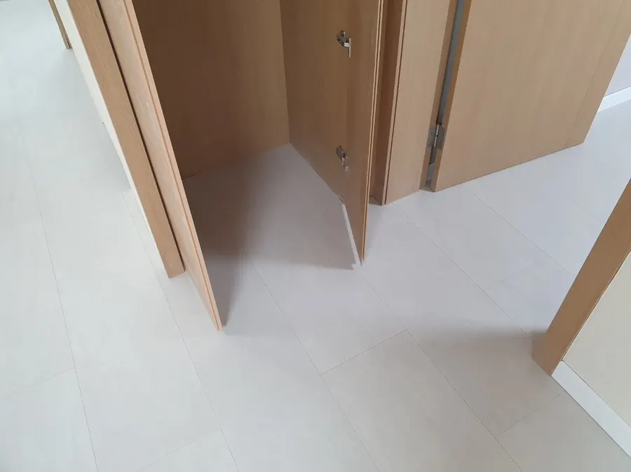 붙박이장 안쪽까지 나투스진 마루를 이어 깐 모습