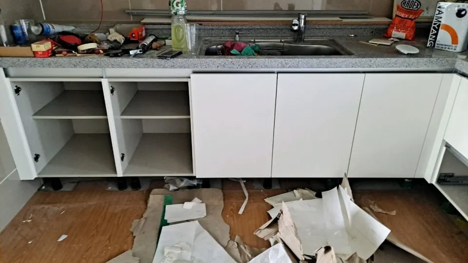 도어를 화이트 필름으로 마감한 싱크대 하부장