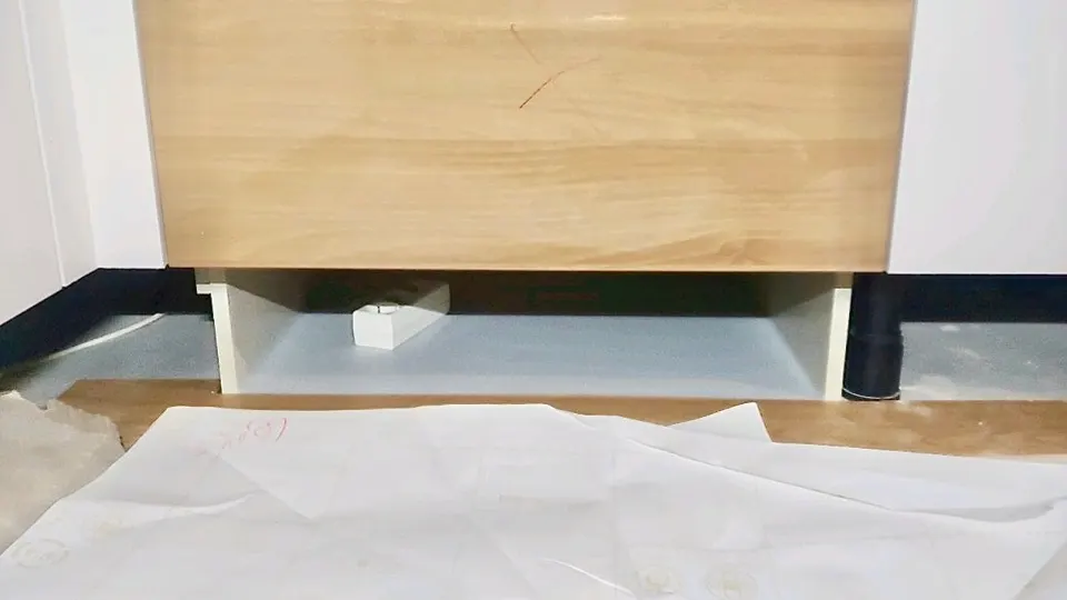 하부장 아래에 만든 로봇청소기 보관 공간