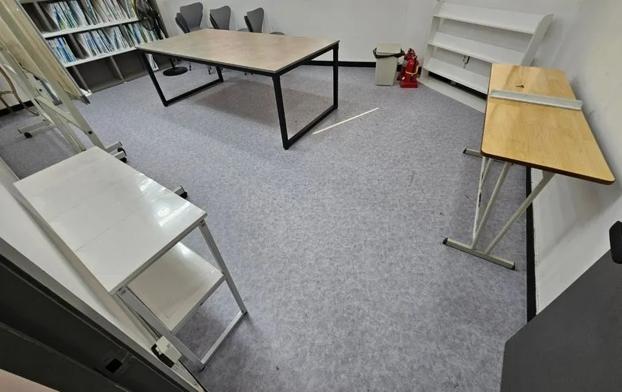 울산 남구 수학학원 교실 바닥을 회색 데코타일로 교체한 모습