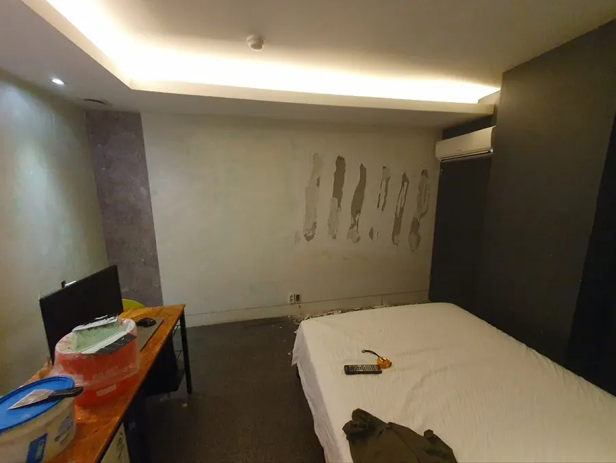 벽지 철거 중인 모텔 객실 전경