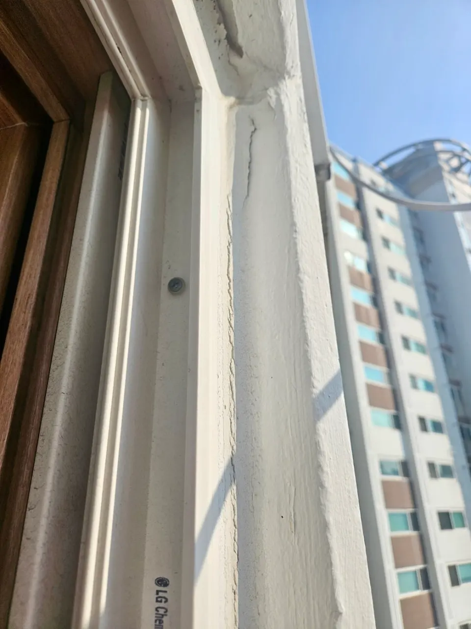 오래된 코킹이 갈라져 들뜬 외부 창틀 세로 이음부