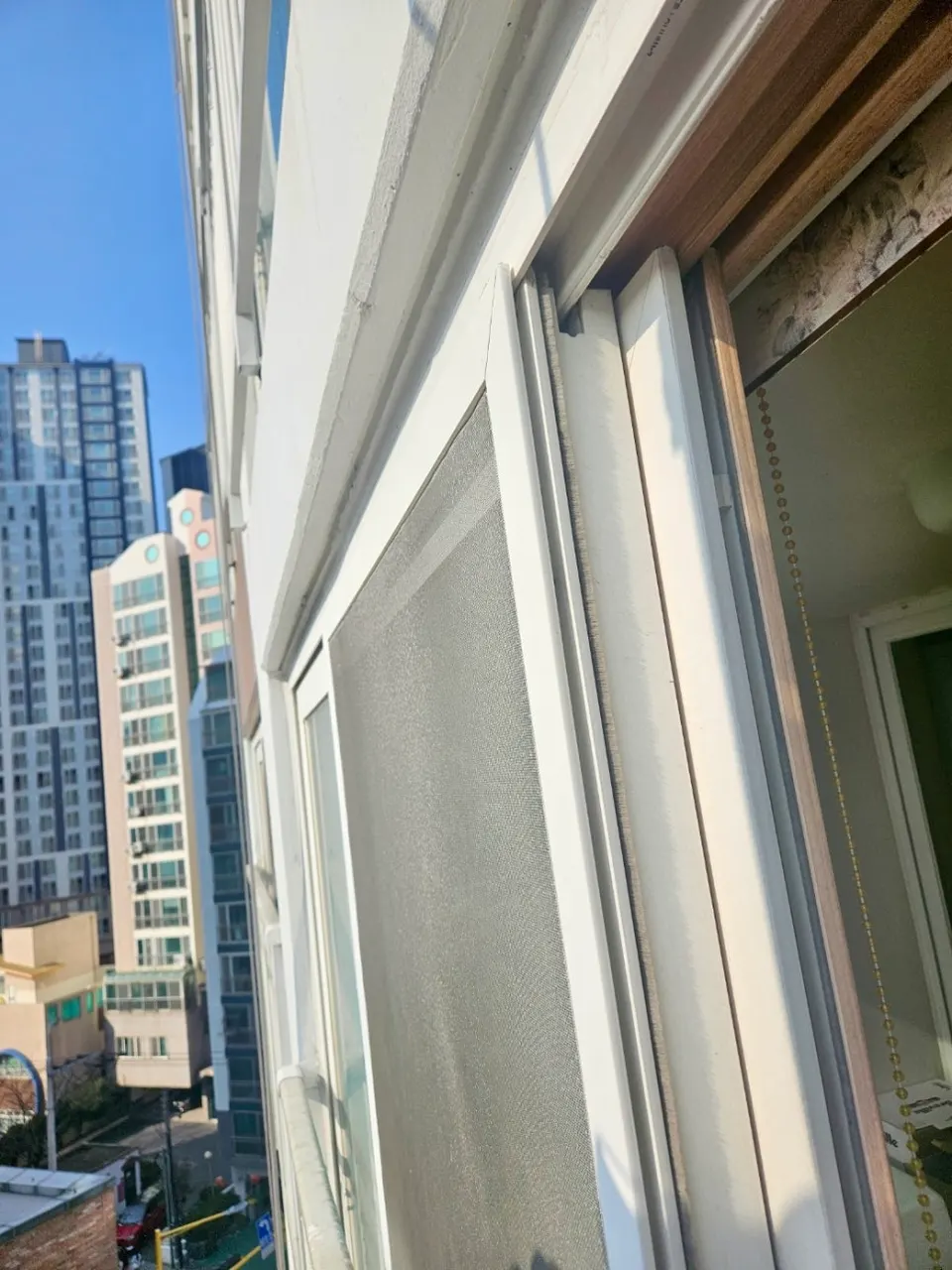 울산 남구 아파트 외부 창틀 둘레에 새 실리콘 코킹을 마친 모습