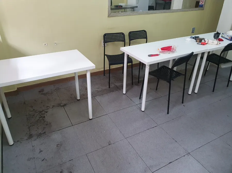 오염이 심한 분식집 테이블 아래 기존 바닥
