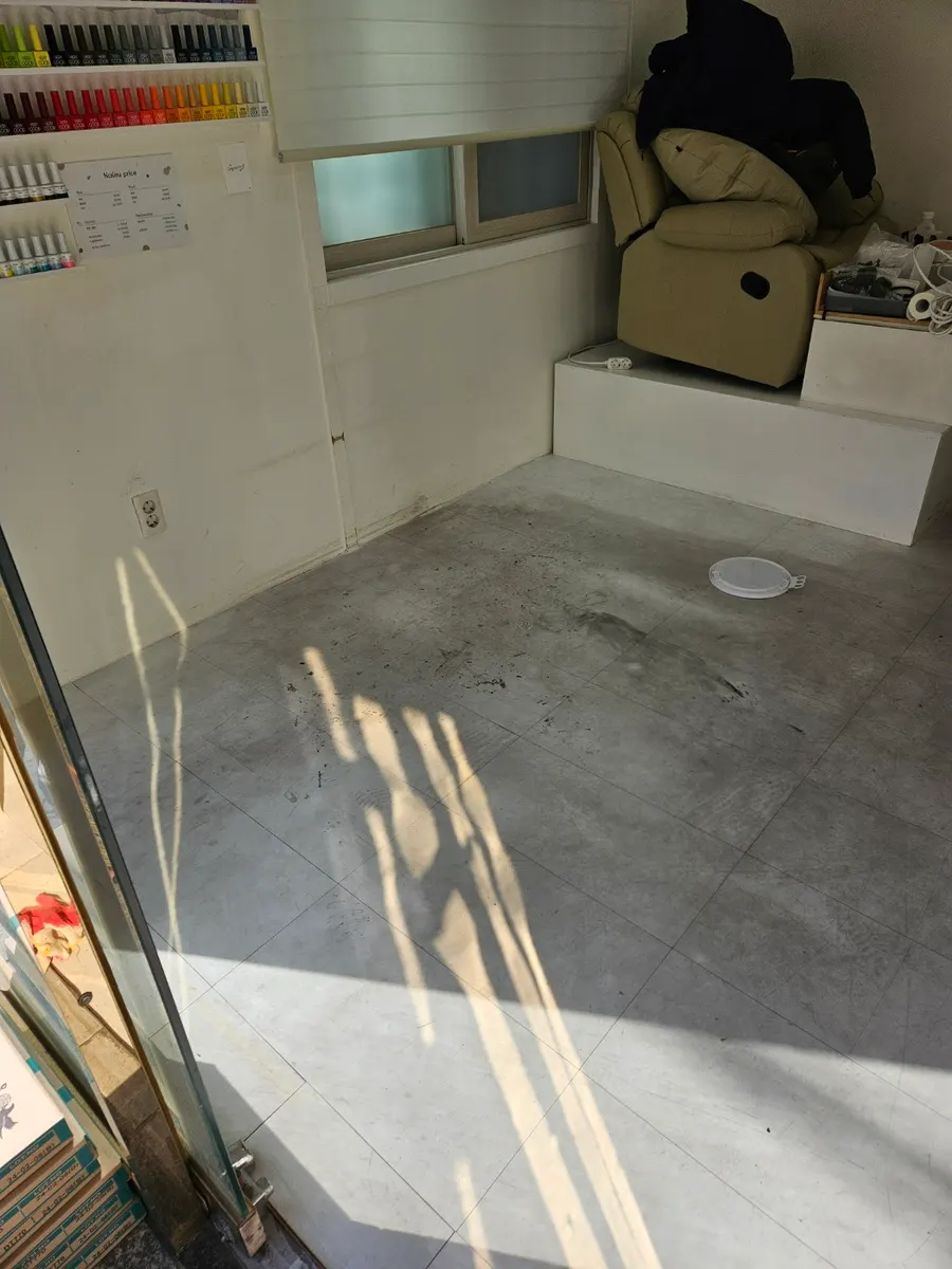 얼룩과 자국이 남은 시공 전 네일샵 바닥