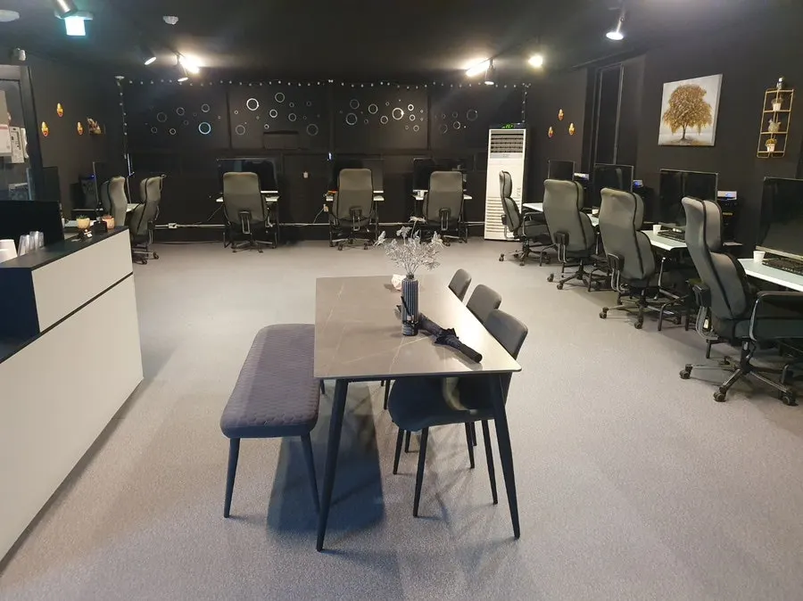 울산 남구 PC방 좌석 구역 바닥을 회색 카펫 질감 데코타일로 마감한 모습