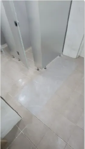 울산 남구 관공서 화장실 칸막이 앞 바닥 타일을 교체한 뒤 모습