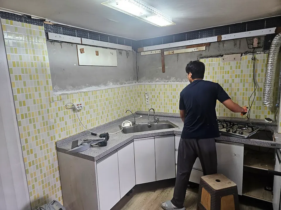 기존 싱크대와 주방 벽 타일을 철거하는 모습