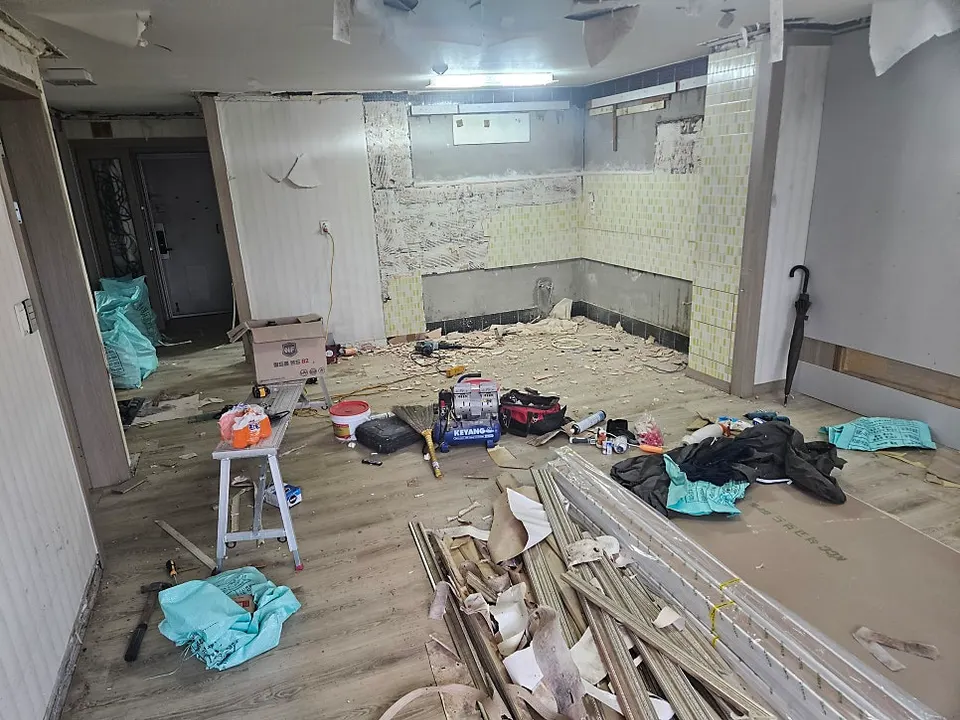 전체 철거가 진행 중인 거실과 주방