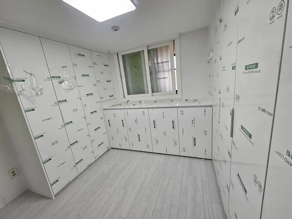 수납장 설치와 샤시 필름을 마친 방