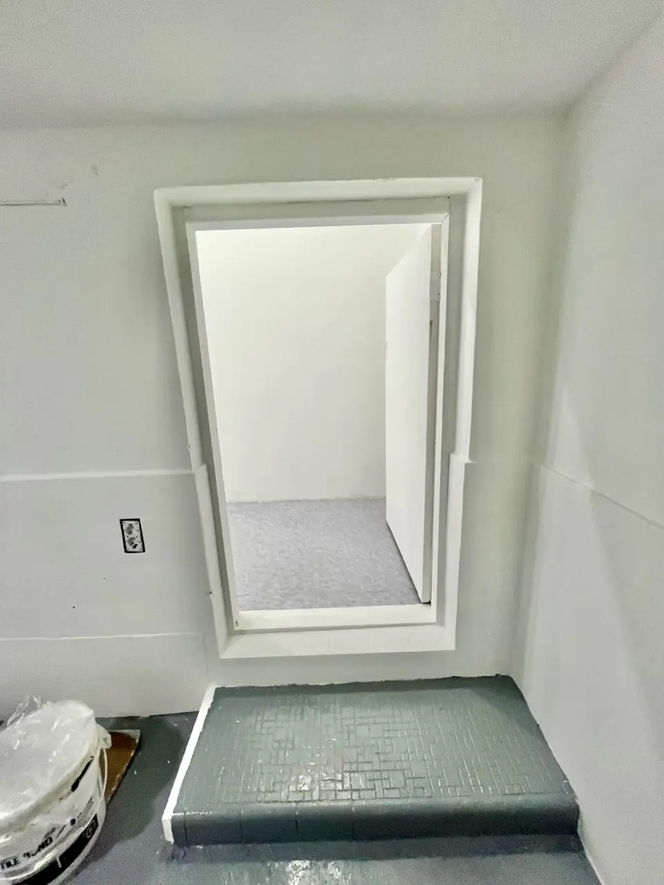 그레이 방수페인트로 마감한 내부 계단과 문틀