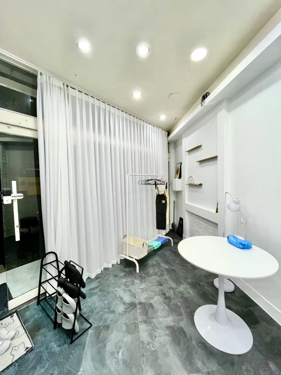 울산 옥교동 뷰티샵 리모델링 후 화이트 벽과 다운라이트, 입구 쉬폰 커튼이 있는 메인 홀