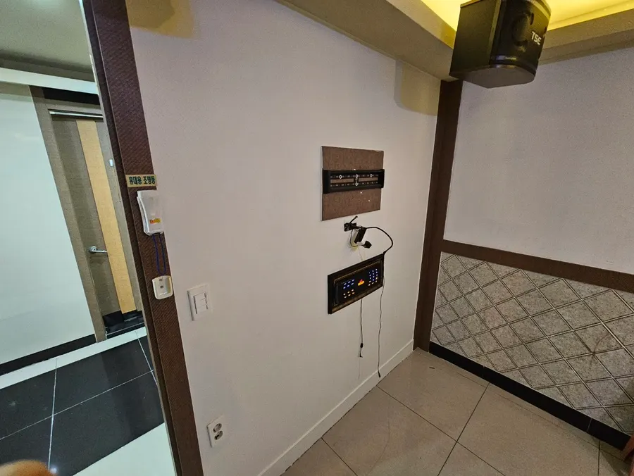 울산 삼산동 노래방 룸 벽면을 흰색 인테리어 필름으로 마감한 모습