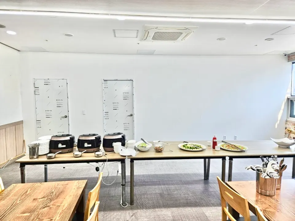 화이트 합지 도배를 마친 요양병원 식당 가벽면