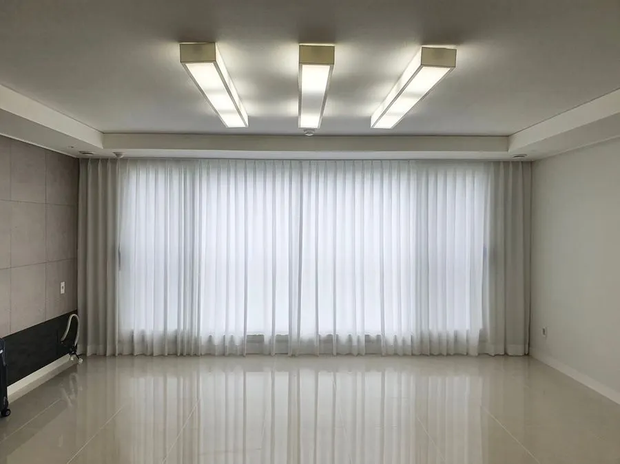 울산 신정동 강변센트럴하이츠 거실 창 전체에 쉬폰 커튼을 드리운 모습