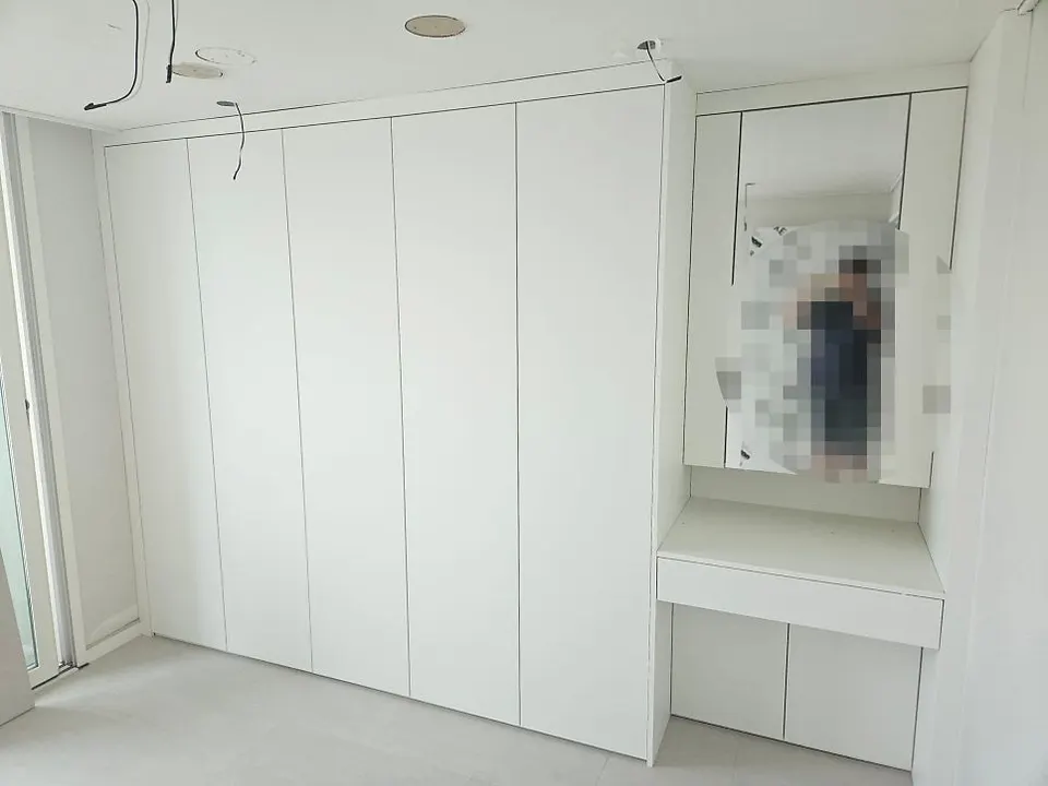 안방 벽 한 면에 맞춰 제작한 붙박이장과 일체형 화장대