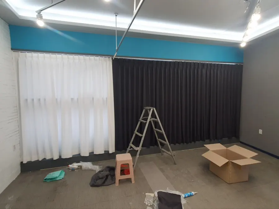 울산 왁싱샵 창가에 흰 커튼과 함께 설치한 검은색 암막커튼