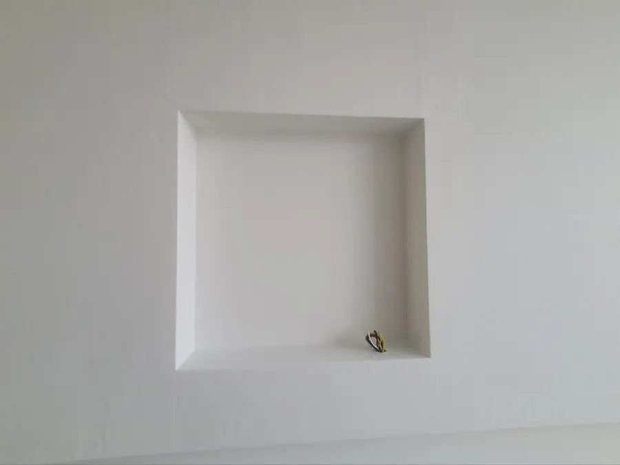 거실 벽 니치 안쪽까지 실크벽지로 감싼 모습