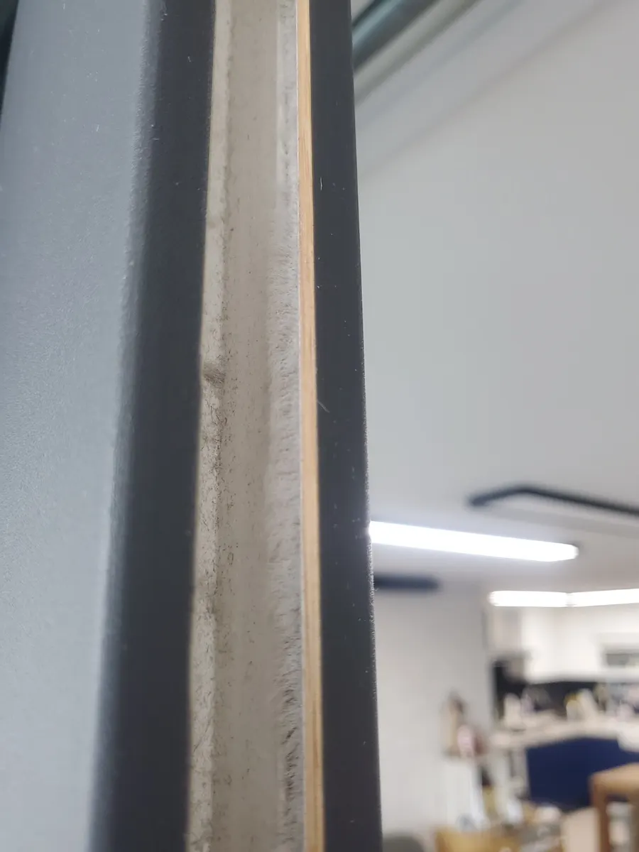 오래되어 털이 뭉치고 변색된 기존 샷시 모헤어