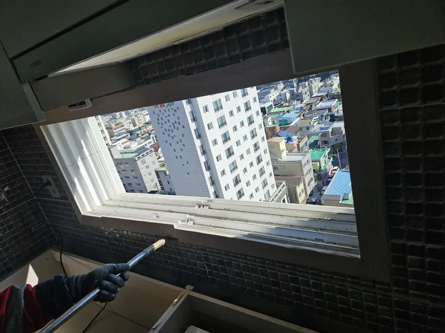 빠루로 기존 주방 샷시 틀을 떼어 내는 작업