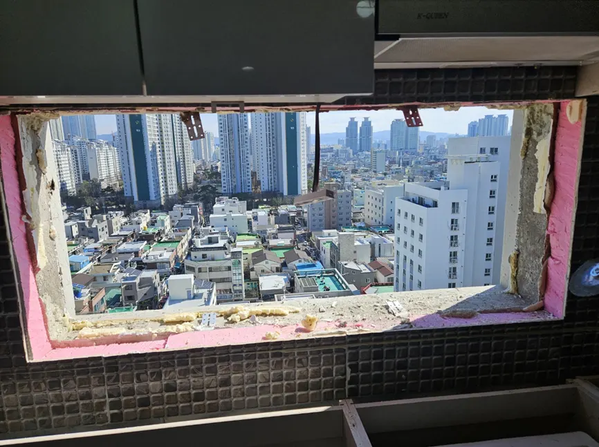 기존 샷시를 모두 철거한 주방 창 개구부