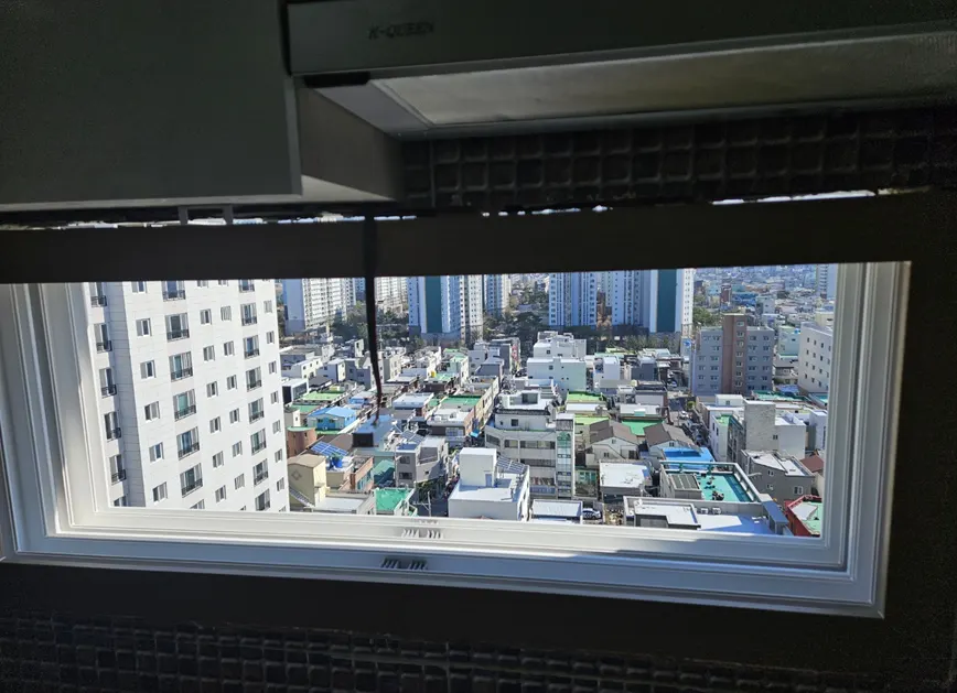 주방 창에 새 PVC 샷시 바깥쪽 틀을 먼저 설치한 모습