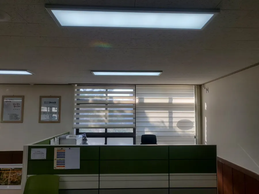 화이트 콤비블라인드로 교체한 교장실 창