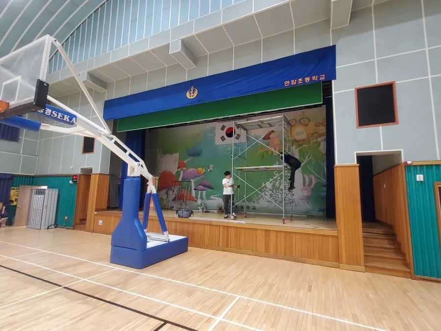 청색 벨로아 무대커튼으로 교체한 강당 무대