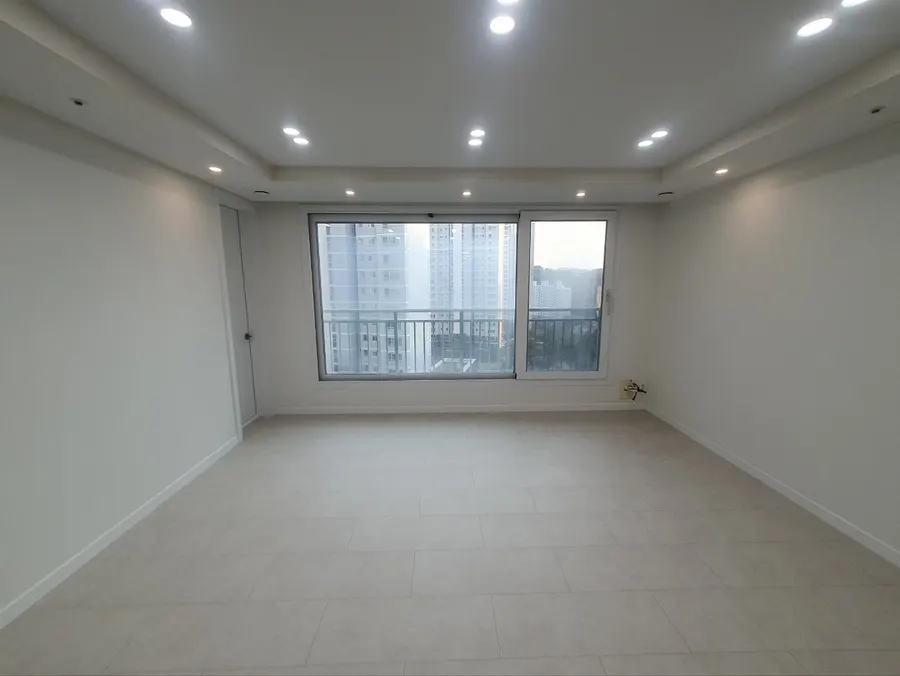 리모델링 직후 커튼 없이 비어 있던 유곡 이편한세상 거실 창